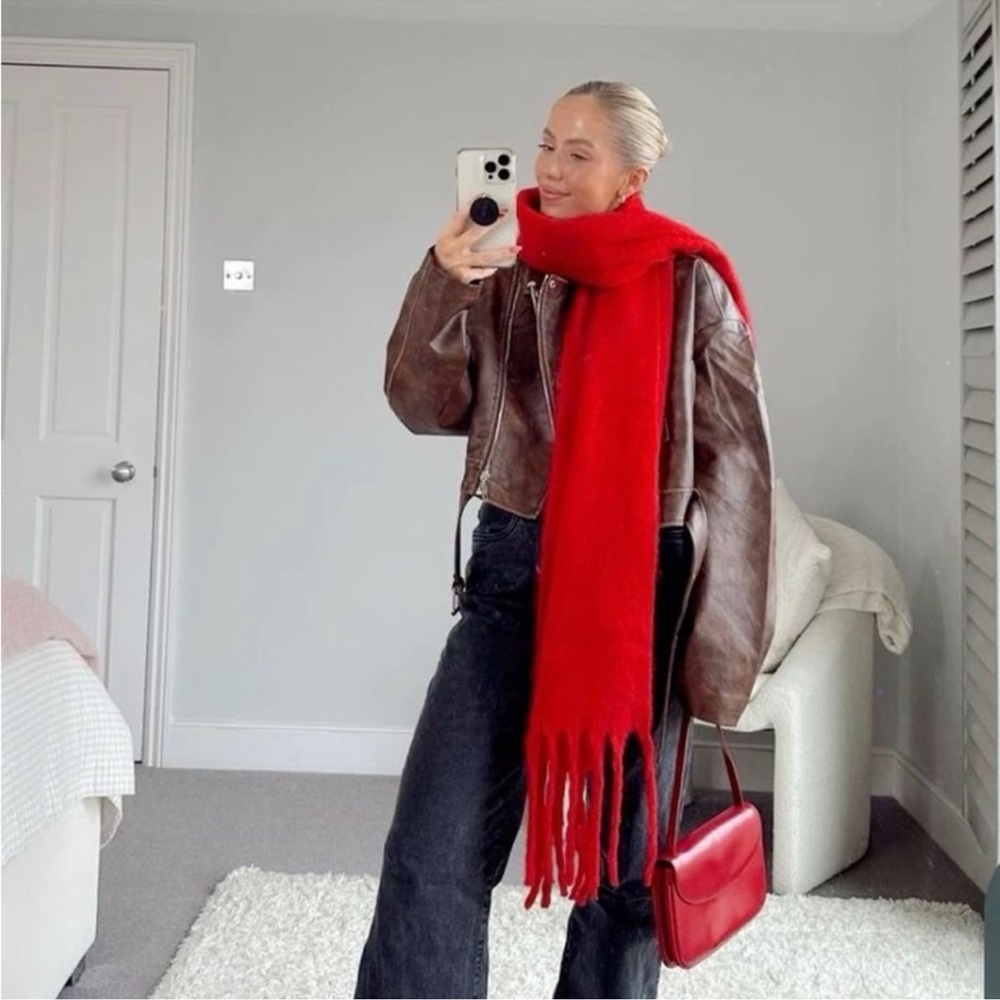 NWOT ❤️Classic Thick Fluffy Winter Scarf with Tassels in Red ❤️